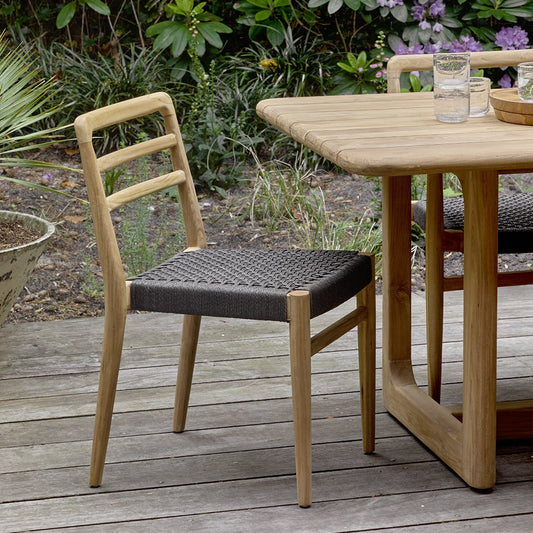 Verano tuinstoel zwart – FSC-gerecycled teakhout & touw — zijaanzicht
