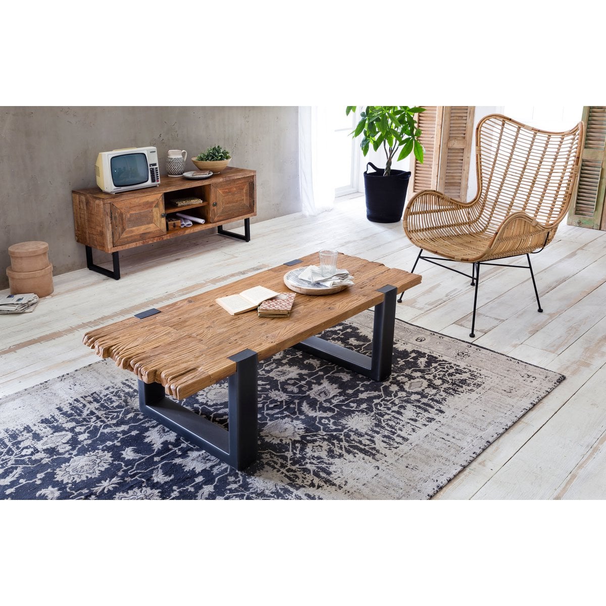 Rotan fauteuil met antiek zwart metalen frame – handgemaakt