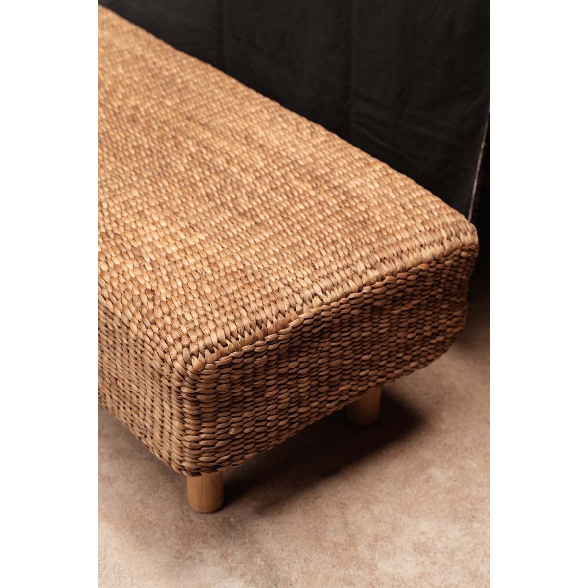 Waterhyacintbank met houten poten – 140 cm | Meubelier — detailopname — MEUBELIER