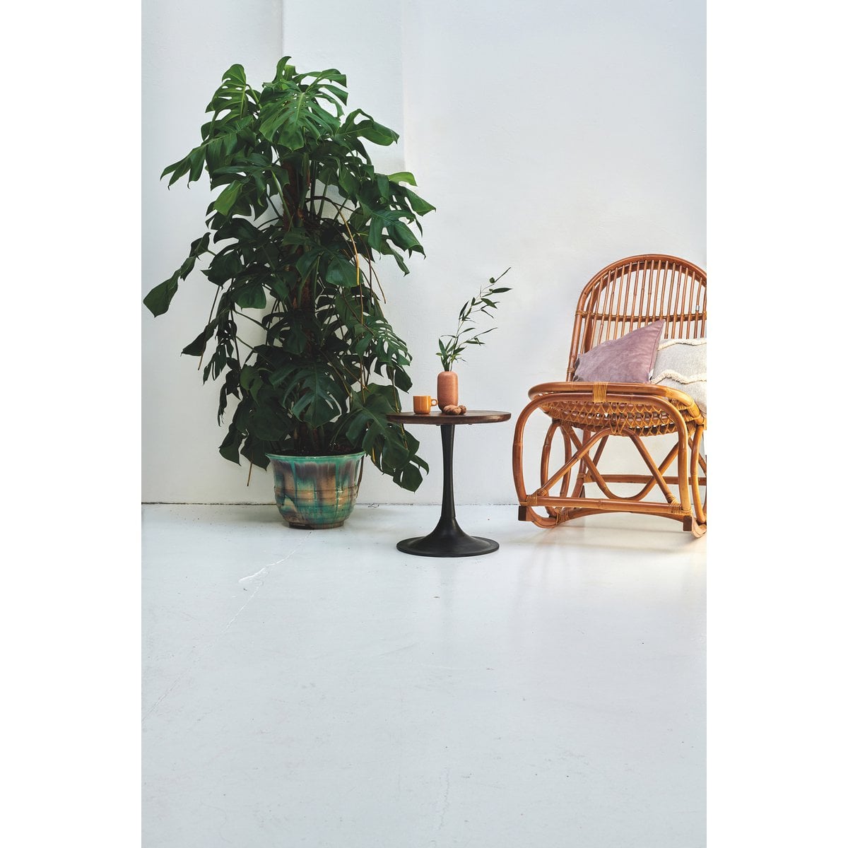 Tom Tailor schommelstoel - handgemaakt rotan, bruin — detailopname — MEUBELIER