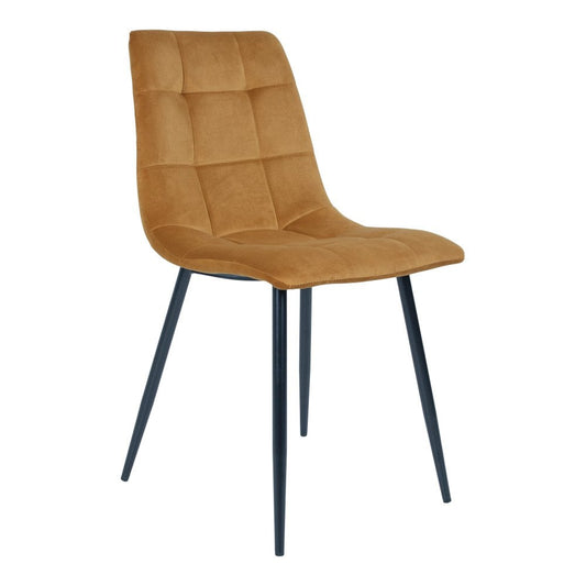 Set van twee mosterdgele House Nordic Middelfart eetkamerstoelen met fluwelen bekleding en zwarte metalen poten, vanuit een lichte hoek gefotografeerd.