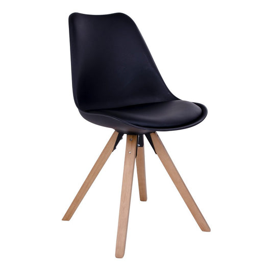 Set van twee House Nordic Bergen eetkamerstoelen met zwarte zitting van PU-leer en natuurlijke rubberhouten poten, in een moderne Scandinavische setting.