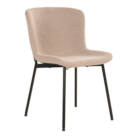 Set van 2 House Nordic Maceda eetkamerstoelen in beige bouclé stof met zwarte metalen poten, vanuit een lichte hoek gefotografeerd