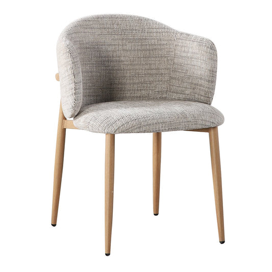 Een set van twee beige Pole To Pole Osaka Stoel Okura eetkamerstoelen met armleuningen, geplaatst aan een houten eettafel in een Japandi interieur.