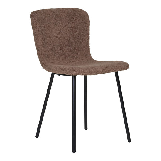 Set van twee House Nordic Halden eetkamerstoelen in donkerbruin kunstbont met zwarte stalen poten, staand in een moderne eetkamer