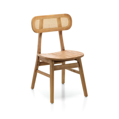 De Nova Stoel Naturel van Bazar Bizar Living, een handgemaakte eetkamerstoel van teakhout en rattan in Japandi stijl, te zien in een sfeervolle setting