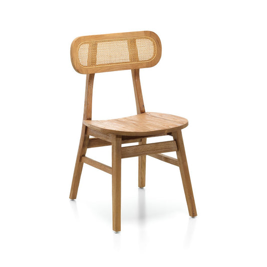 De Nova Stoel Naturel van Bazar Bizar Living, een handgemaakte eetkamerstoel van teakhout en rattan in Japandi stijl, te zien in een sfeervolle setting