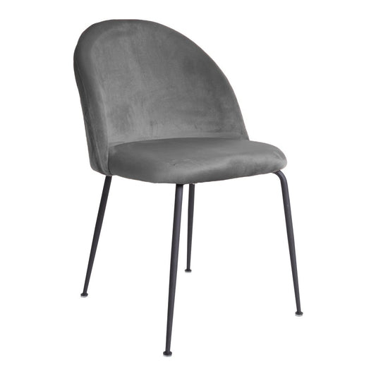 Set van twee House Nordic Geneve eetkamerstoelen met grijze fluwelen bekleding en slanke zwarte metalen poten, staand aan een eettafel