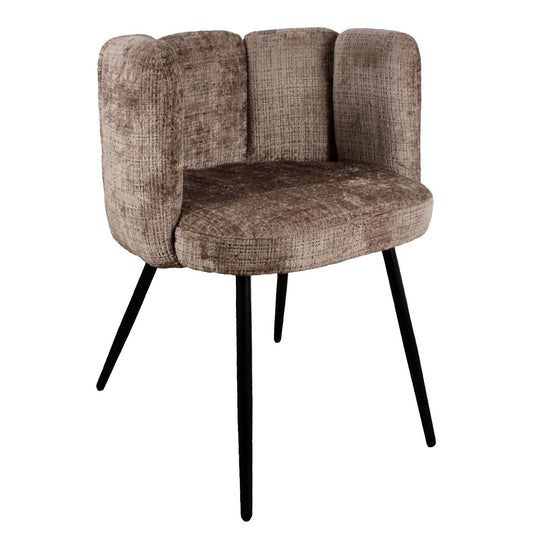 Set van twee Pole To Pole High Five Chair Mink eetkamerstoelen in een moderne eethoek met houten tafel