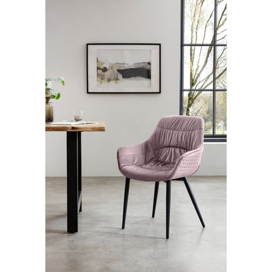 Luxe roze fluwelen eetkamerstoel van SalesFever met honingraatstiksel en zwarte metalen poten, vanuit een schuine hoek gefotografeerd