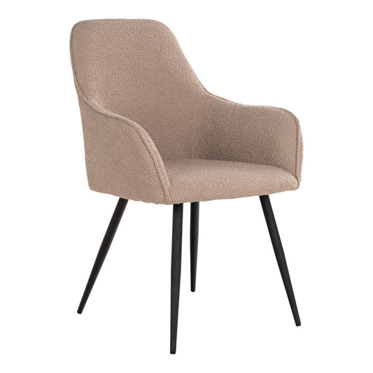 Set van twee House Nordic Harbo eetkamerstoelen in beige bouclé stof met zwarte metalen poten, staand aan een moderne eettafel.