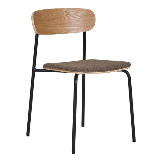 Set van 2 House Nordic Estepona eetkamerstoelen met naturel essenhouten rugleuning, bruine zitting en zwart metalen onderstel, gezien vanuit een moderne hoek.