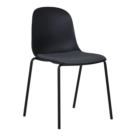 Set van twee zwarte House Nordic Madalena eetkamerstoelen met strakke metalen poten en polyester bekleding, minimalistisch design
