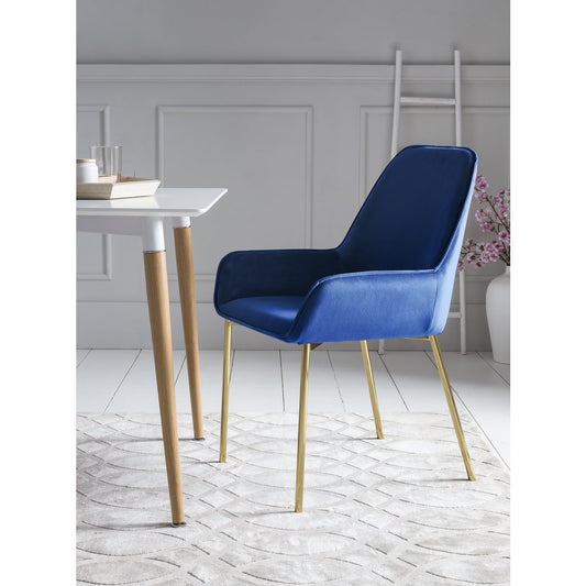 Set van 2 SalesFever blauwe velvet eetkamerstoelen met goudkleurig metalen frame, modern design