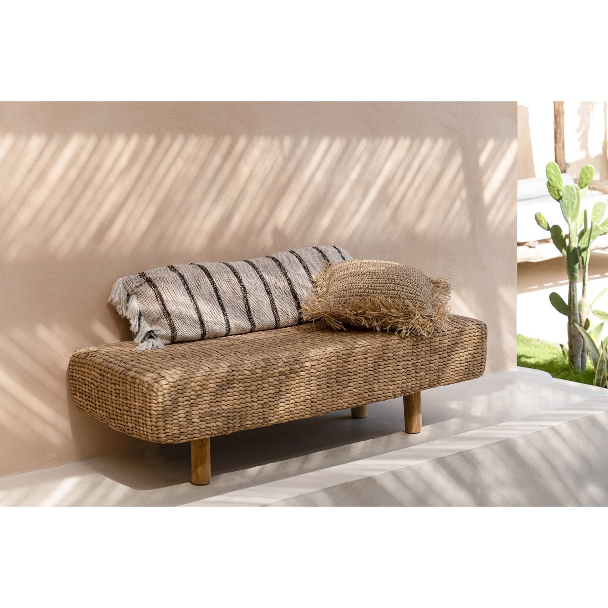 Waterhyacintbank met houten poten – 140 cm | Meubelier — halbank kopen bij MEUBELIER