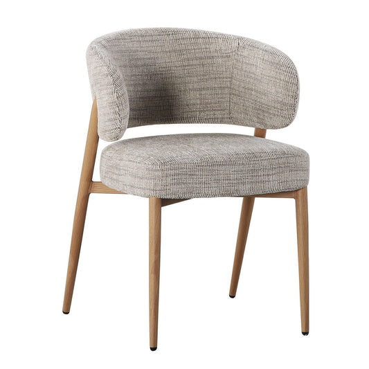 Set van twee Pole To Pole Fuji Stoel Okura eetkamerstoelen in beige, met armleuningen, passend in een Japandi interieur.