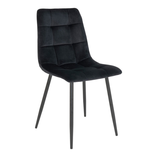 Set van twee House Nordic Middelfart eetkamerstoelen met zwarte fluwelen bekleding en slanke zwarte stalen poten, getoond in een moderne eetkamer.
