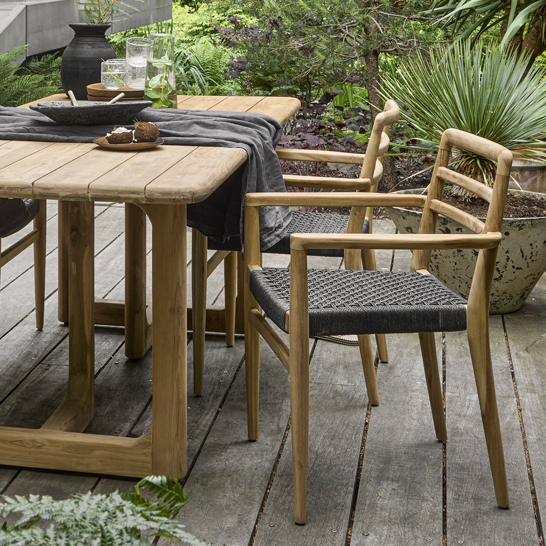 Verano teakhouten tuinstoel met armleuning - Zwart — detailopname — MEUBELIER