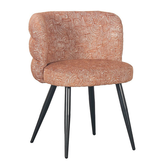 Set van twee Pole To Pole Cloud Stoelen Safiya in warme terracotta kleur, met afgeronde vormen en metalen poten, staand aan een eettafel.