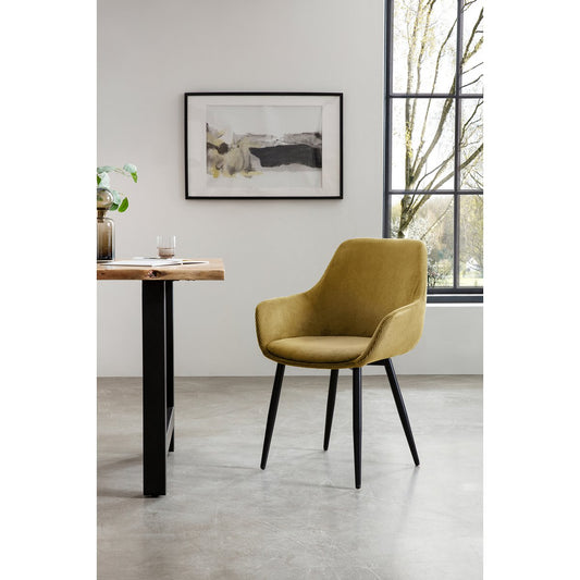 Set van 2 gouden corduroy eetkamerstoelen van SalesFever met zwart metalen frame, staand in een moderne ruimte.