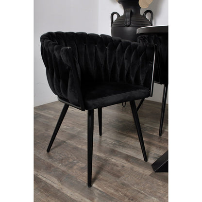 Set van twee zwarte Pole To Pole Wave eetkamerstoelen met geweven rugleuning en aluminium poten, staand in een moderne eethoek.