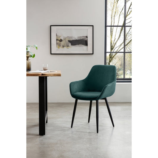 Set van twee groene corduroy eetkamerstoelen van SalesFever met matzwarte metalen poten in een moderne setting