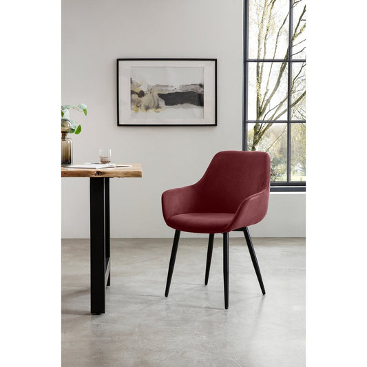 Set van twee SalesFever eetkamerstoelen in bes/paars corduroy stof met zwarte metalen frames en armleuningen, staand in een moderne eethoek.