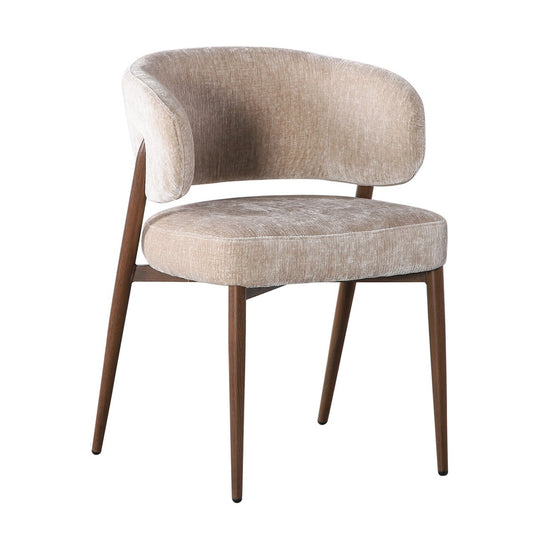 Set van twee Pole To Pole Fuji Stoel Tan eetkamerstoelen in Japandi stijl, met beige bekleding en armleuningen, staand aan een houten tafel