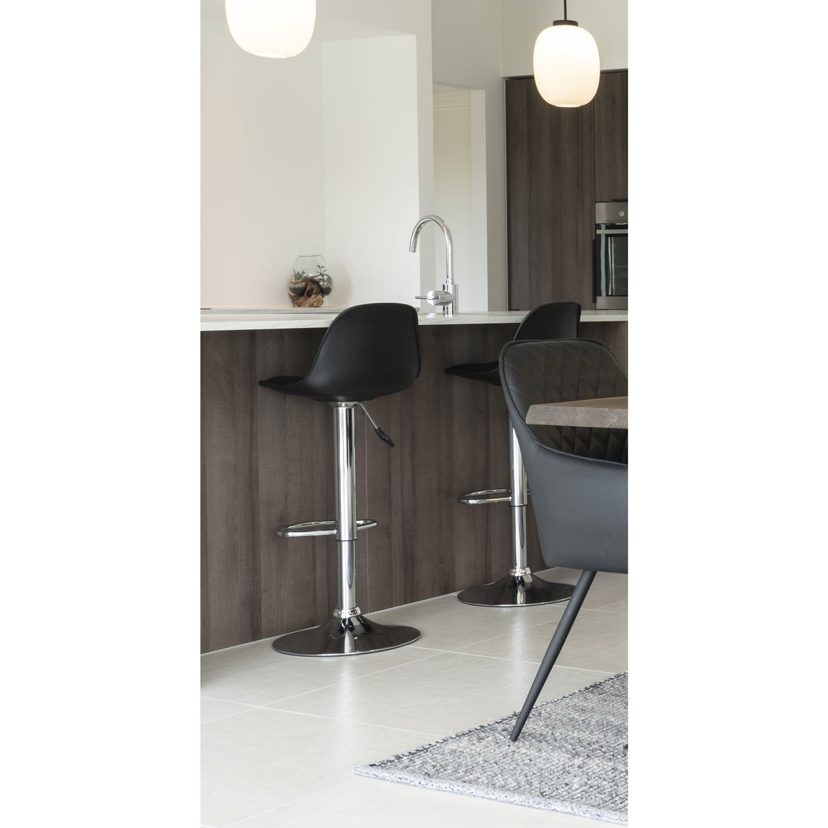 Trondheim Barstoel - Zwart, PU-leer, resistent gegoten kunststof, rubberhout, chromen poten, 41x39x82-104cm - Set van 2
