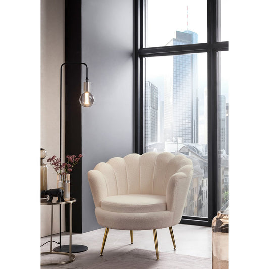 Schelpfauteuil van bouclé – beige met gouden poten (SalesFever)
