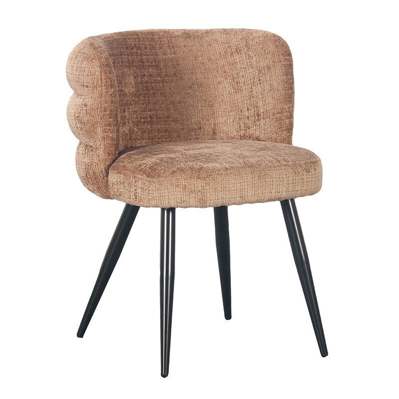 Set van twee Pole To Pole Cloud eetkamerstoelen in karamelkleurige stof met zachte rondingen en zwarte poten, passend in een modern interieur.