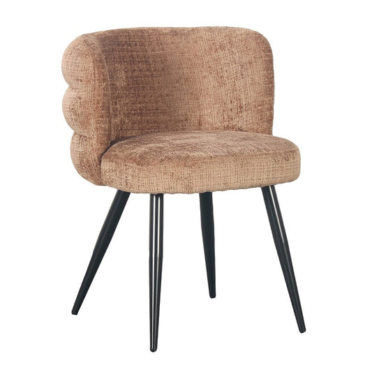 Set van twee Pole To Pole Cloud eetkamerstoelen in karamelkleurige stof met zachte rondingen en zwarte poten, passend in een modern interieur.