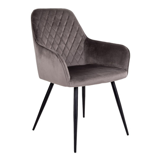 Set van twee House Nordic Harbo eetkamerstoelen in lichtbruin fluweel met zwarte stalen poten, staand rond een moderne eettafel
