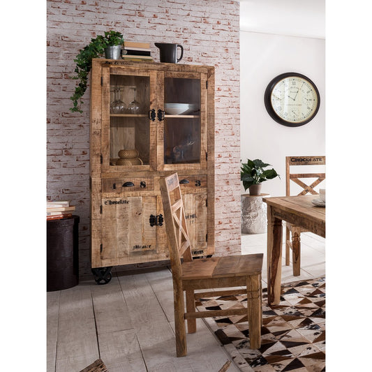 Set van 2 SIT Möbel eetkamerstoelen van bruin gerecycled mangohout met zwarte industriële prints, aan een eettafel