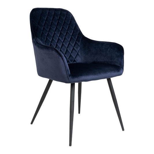 Set van twee House Nordic Harbo eetkamerstoelen in blauw fluweel met zwarte metalen poten, vanuit een lichte hoek gefotografeerd
