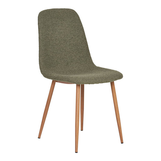 Set van twee House Nordic Stockholm eetkamerstoelen in donkergroen bouclé stof, met houtlook stalen poten, staand aan een moderne eettafel.
