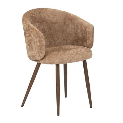 Set van twee Pole To Pole Luna-stoelen in caramelkleurige stof met slanke metalen poten in gerookt eiken-look, staand aan een eettafel