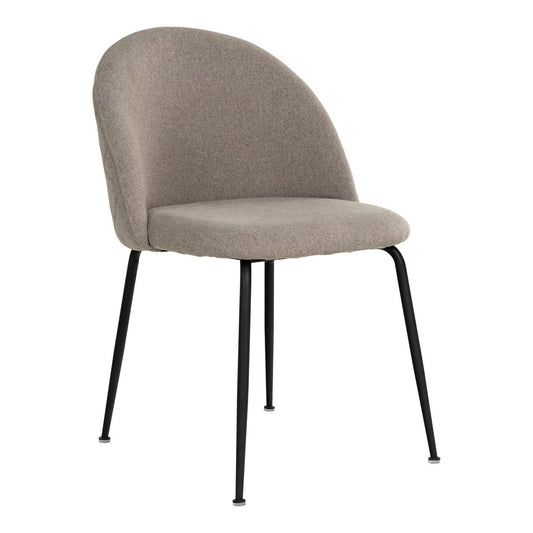 Set van twee House Nordic Geneve eetkamerstoelen met steenkleurige stoffen bekleding en zwarte metalen poten, staand rond een eettafel.