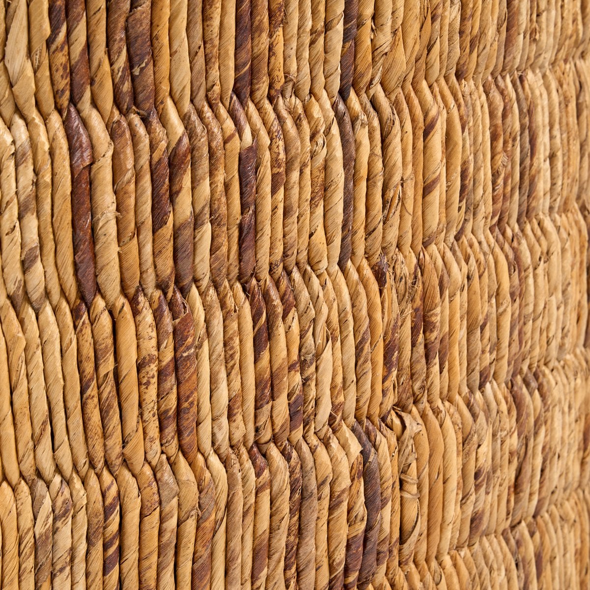 Abaca Magani salontafel rond – naturel abaca & teakhout — schuine hoek — MEUBELIER