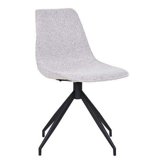 Set van twee House Nordic Monaco eetkamerstoelen in zandkleurige bouclé stof met zwart metalen onderstel, draaibaar, staand in een moderne eetkamer.