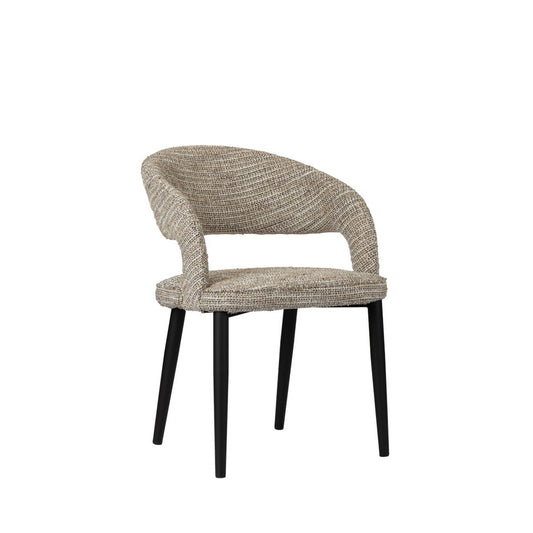 Set van twee Pole To Pole Tusk eetkamerstoelen in de kleur Coco, brandvertragend en voorzien van zwart gepoedercoat ijzeren frame, staand in een moderne interieuromgeving.