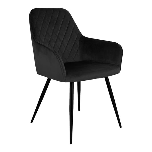 Set van twee House Nordic Harbo eetkamerstoelen met zwarte fluwelen bekleding en zwarte metalen poten, staand aan een eettafel.