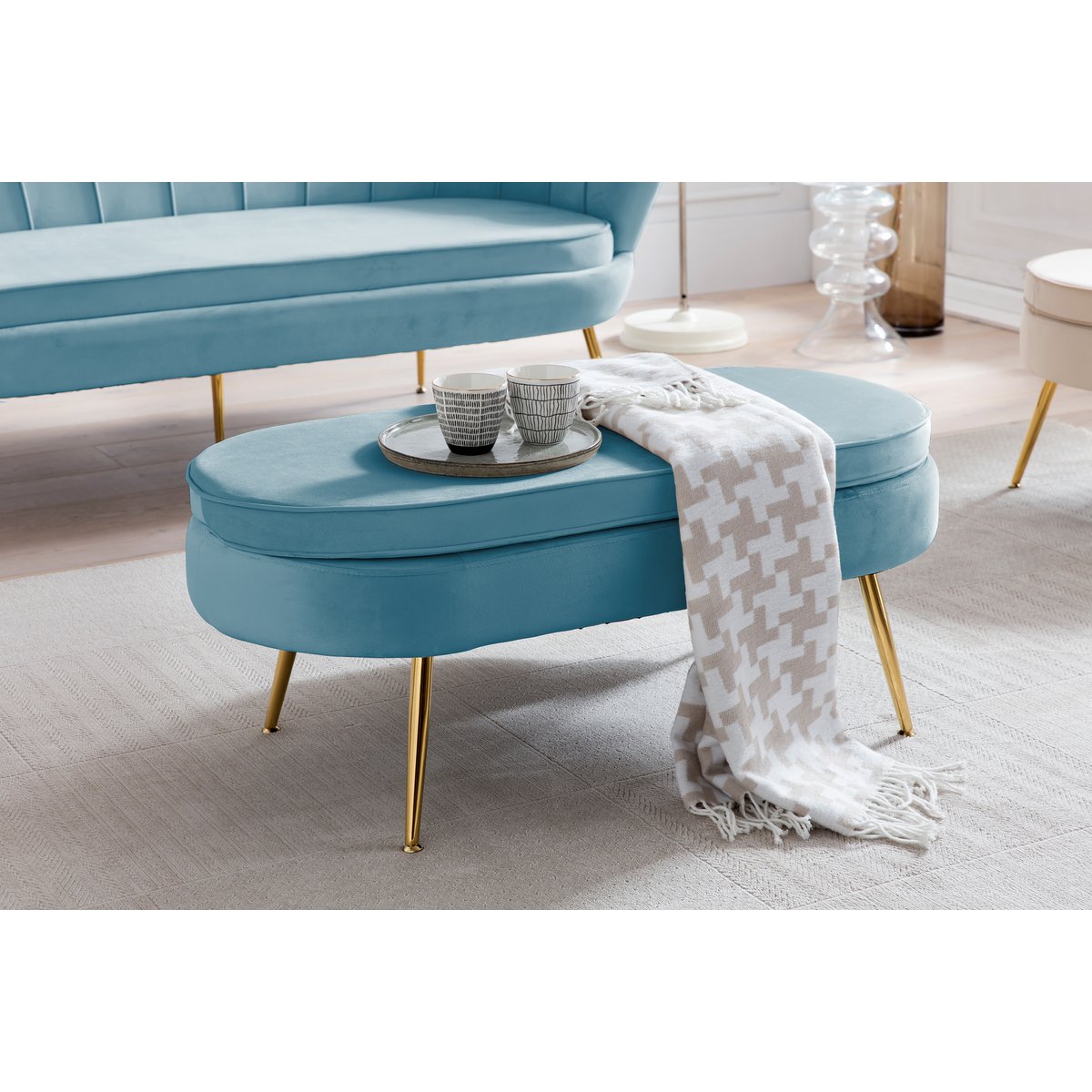 Ovale poef blauw fluweel met goudkleurig metalen frame – SalesFever