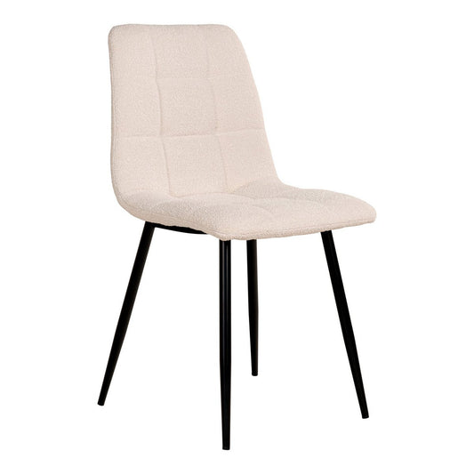 Set van twee House Nordic Middelfart eetkamerstoelen met witte bouclé zittingen en slanke zwarte metalen poten, staand rond een eettafel.
