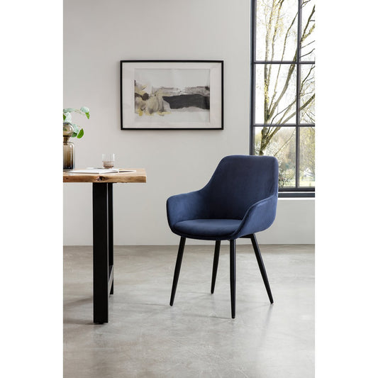Set van twee SalesFever eetkamerstoelen in donkerblauw corduroy stof met zwarte metalen frames, staand in een moderne interieursetting.