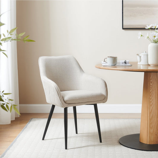 SalesFever eetkamerstoel met armleuningen in beige structuurstof en zwarte metalen poten, met diamantstiksel op de rugleuning