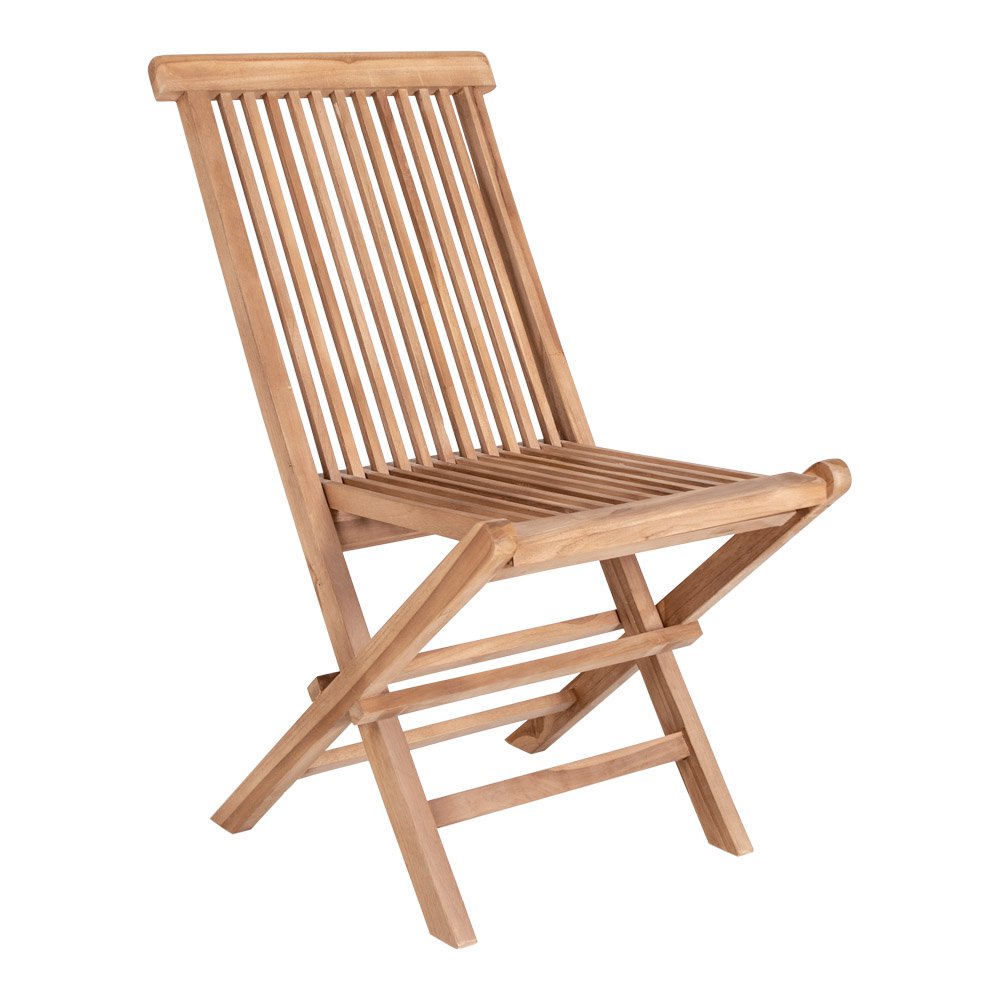 Set van twee House Nordic Toledo eetkamerstoelen in natuurlijk teakhout, met lattenzitting en -rugleuning, geschikt voor binnen en buiten.