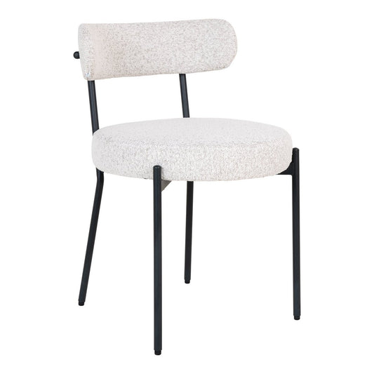 Set van twee House Nordic Badalona eetkamerstoelen met witte bouclé bekleding en slanke zwarte metalen poten, staand aan een moderne eettafel.