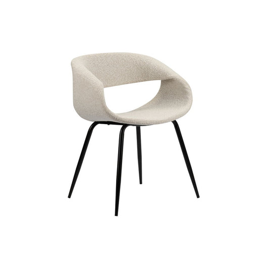 Set van twee Pole To Pole Whale Stoelen in Witte Parel, met zwart gepoedercoate ijzeren poten, elegant geplaatst aan een eettafel in een modern interieur.