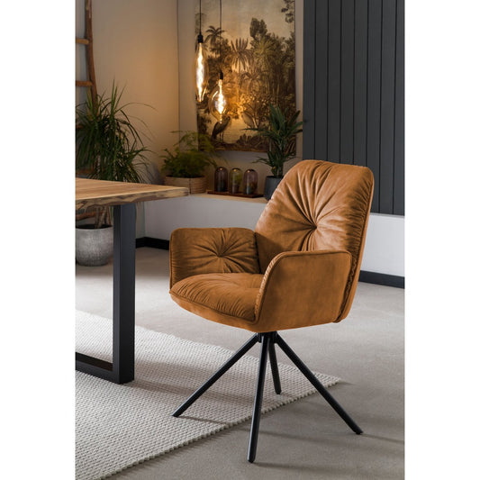 Luxe SalesFever eetkamerstoel met 360 graden draaifunctie, bekleed met glanzend goud velvet en staand op zwarte metalen poten, vanuit een lichte hoek gefotografeerd.